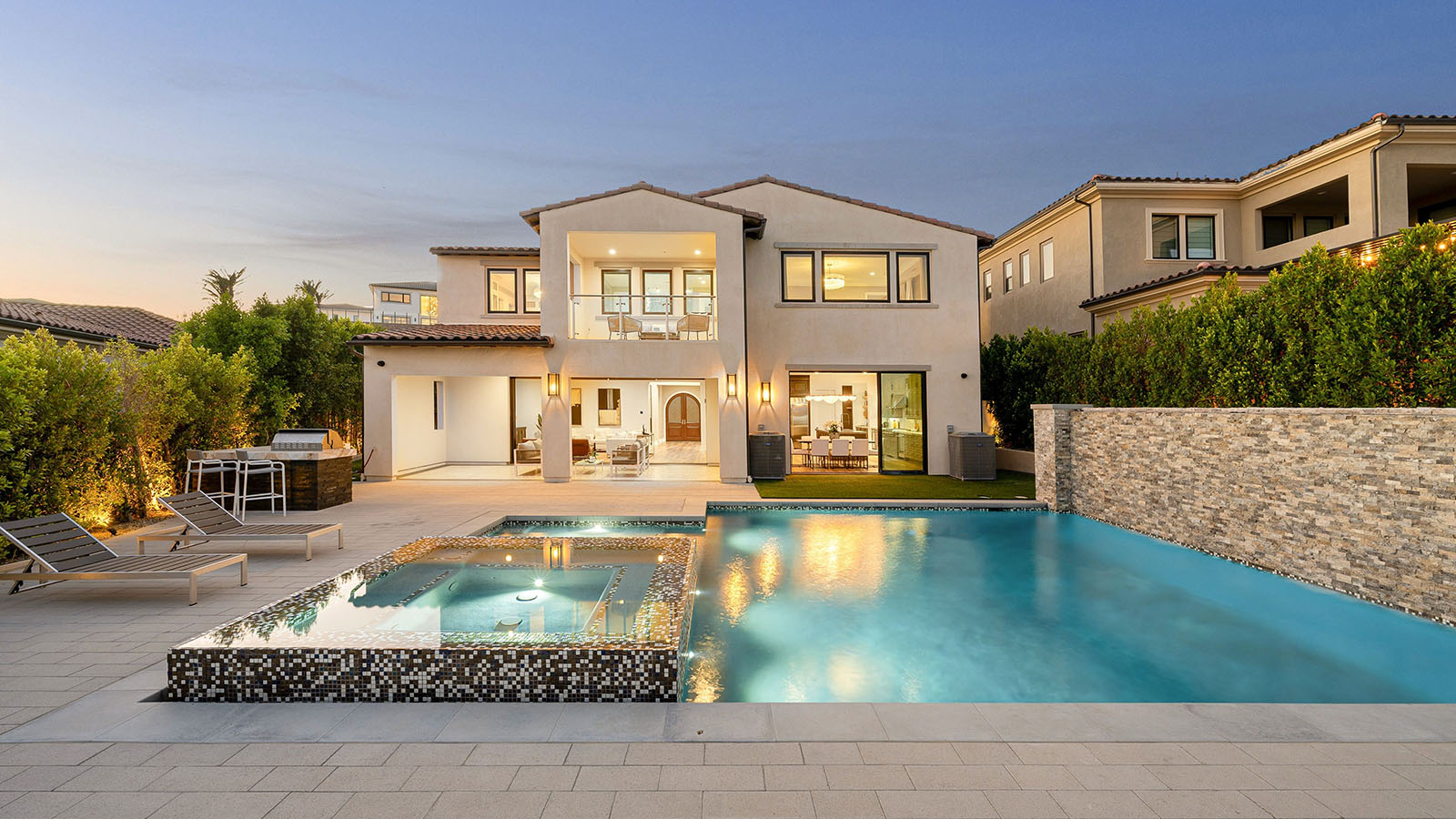 Luxurious,Modern,House,With,A,Swimming,Pool,And,Outdoor,Lounge